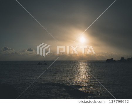 Watching the first sunrise of the year Watching the first sunrise of the year 137799652
