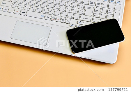智慧型手機和個人電腦：數位設備 137799721