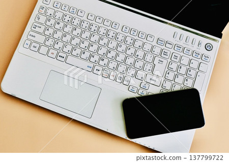 智慧型手機和個人電腦:數位設備 智慧型手機和個人電腦:數位設備 137799722
