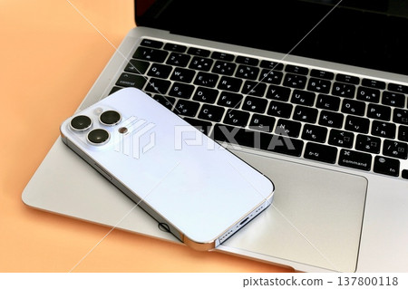 智慧型手機與個人電腦:商務用品 智慧型手機與個人電腦:商務用品 137800118