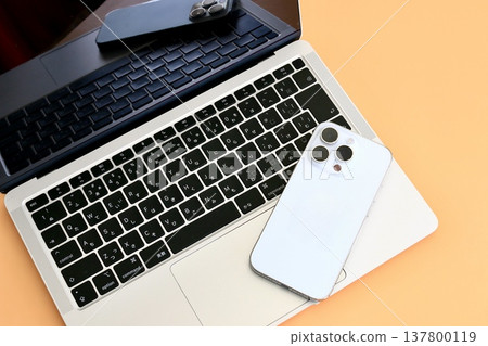 智慧型手機與個人電腦:商務用品 智慧型手機與個人電腦:商務用品 137800119