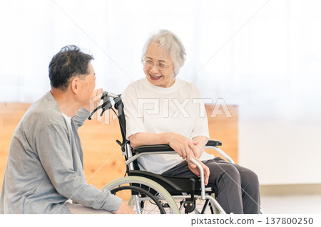 療養院和護理機構中的老年人、老年夫婦和坐輪椅的婦女 療養院和護理機構中的老年人、老年夫婦和坐輪椅的婦女 137800250