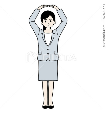 一名身穿西裝的女子雙手比劃圓圈（全身照） 137800365