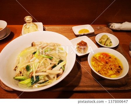 來自高檔中餐廳的香脆炸麵 137800647