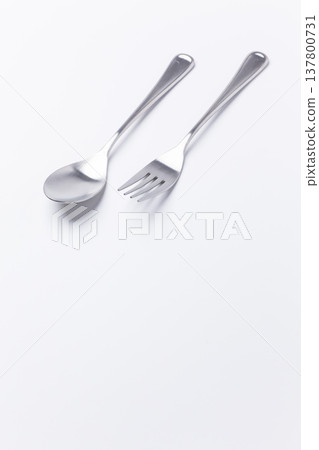 白色背景上的金屬湯匙和叉子 白色背景上的金屬湯匙和叉子 137800731