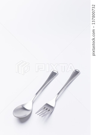 白色背景上的金屬湯匙和叉子 白色背景上的金屬湯匙和叉子 137800732