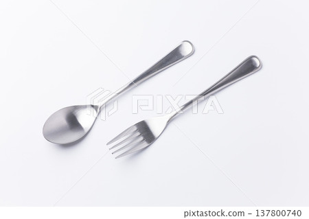 白色背景上的金屬湯匙和叉子 白色背景上的金屬湯匙和叉子 137800740