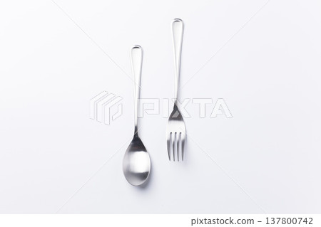 白色背景上的金屬湯匙和叉子 白色背景上的金屬湯匙和叉子 137800742