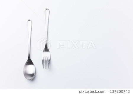 白色背景上的金屬湯匙和叉子 白色背景上的金屬湯匙和叉子 137800743