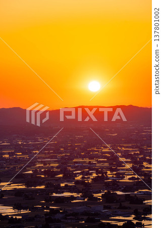 【初夏絕景】礪波平原的夕陽與初夏散落的村落以及稻田的倒影【富山縣】 【初夏絕景】礪波平原的夕陽與初夏散落的村落以及稻田的倒影【富山縣】 137801002