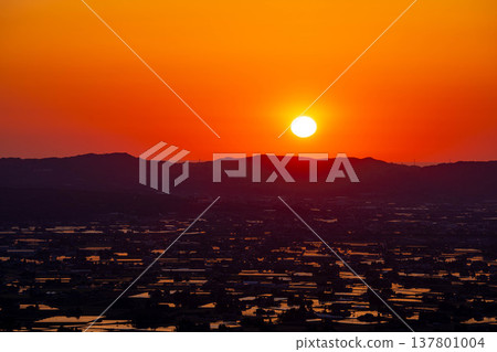 【初夏絕景】礪波平原的夕陽與初夏散落的村落以及稻田的倒影【富山縣】 【初夏絕景】礪波平原的夕陽與初夏散落的村落以及稻田的倒影【富山縣】 137801004