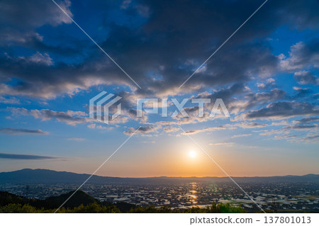 【初夏絕景】礪波平原的夕陽與初夏散落的村落以及稻田的倒影【富山縣】 137801013