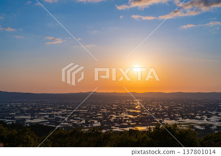 【初夏絕景】礪波平原的夕陽與初夏散落的村落以及稻田的倒影【富山縣】 【初夏絕景】礪波平原的夕陽與初夏散落的村落以及稻田的倒影【富山縣】 137801014
