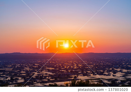 【初夏絕景】礪波平原的夕陽與初夏散落的村落以及稻田的倒影【富山縣】 【初夏絕景】礪波平原的夕陽與初夏散落的村落以及稻田的倒影【富山縣】 137801020