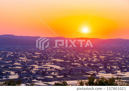 【初夏絕景】礪波平原的夕陽與初夏散落的村落以及稻田的倒影【富山縣】 137801021