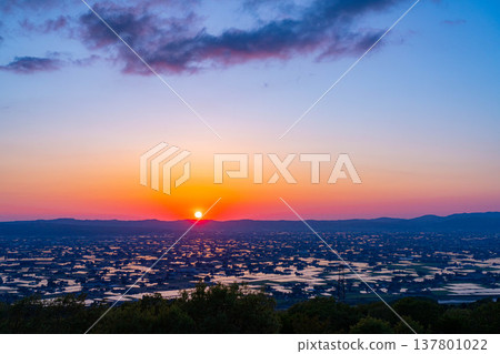 【初夏絕景】礪波平原的夕陽與初夏散落的村落以及稻田的倒影【富山縣】 137801022