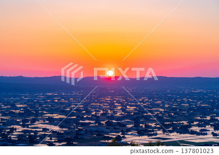 【初夏絕景】礪波平原的夕陽與初夏散落的村落以及稻田的倒影【富山縣】 137801023