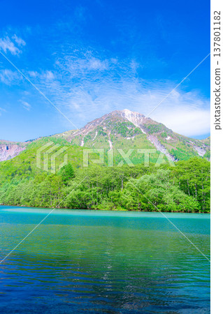 [Spectacular Scenery] Early Summer in Kamikochi: Taisho Pond and Mt. Yake amidst the fresh greenery [Nagano Prefecture] 137801182