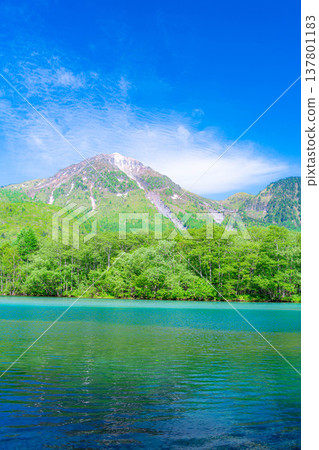 [Spectacular Scenery] Early Summer in Kamikochi: Taisho Pond and Mt. Yake amidst the fresh greenery [Nagano Prefecture] 137801183