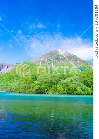 [Spectacular Scenery] Early Summer in Kamikochi: Taisho Pond and Mt. Yake amidst the fresh greenery [Nagano Prefecture] 137801184