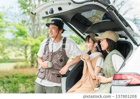 Drive, family trip, family traveling by car 137801208