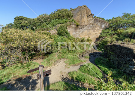 在高鳥山公園入口附近,可以看到五淺間山的岩石山峰。 在高鳥山公園入口附近,可以看到五淺間山的岩石山峰。 137801342