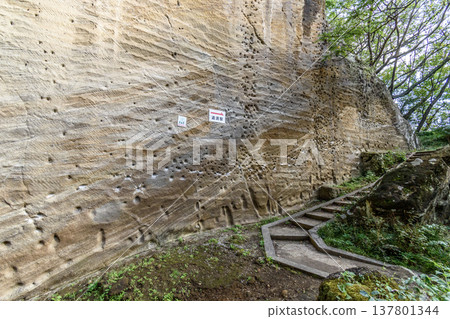 後淺間高取山岩石山峰上的抱石路線。 後淺間高取山岩石山峰上的抱石路線。 137801344
