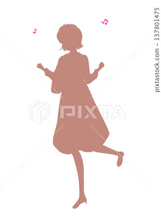 春天裡，一位面帶笑容的女子在剪影中若隱若現。 137801475