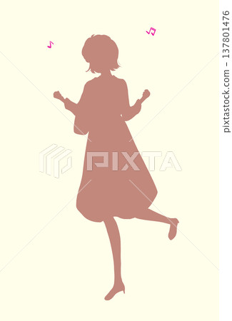 春天裡，一位面帶笑容的女子在剪影中若隱若現。 137801476