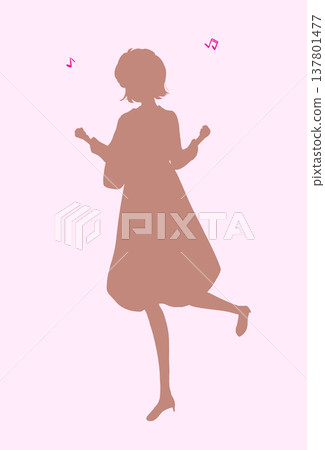 春天裡，一位面帶笑容的女子在剪影中若隱若現。 137801477