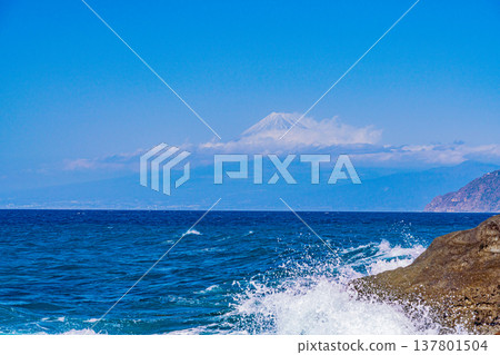 (靜岡縣)從西伊豆戶田海岸眺望富士山,那裡波濤洶湧,拍打著海岸。 (靜岡縣)從西伊豆戶田海岸眺望富士山,那裡波濤洶湧,拍打著海岸。 137801504