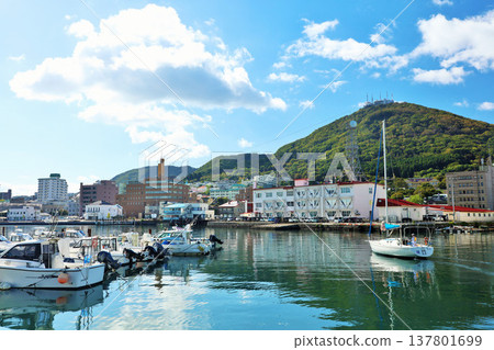 從函館眺望北海道秋日藍天的景色 137801699