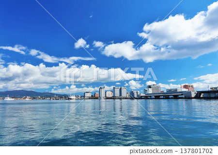 從函館眺望北海道秋日藍天的景色 137801702
