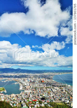 從函館眺望北海道秋日藍天的景色 137801705