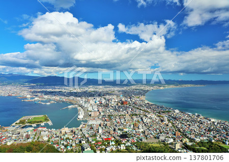 從函館眺望北海道秋日藍天的景色 137801706