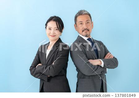 商務男士和女士雙臂交叉 137801849