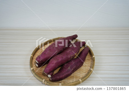 Brightly colored sweet potatoes: Naruto Kintoki Brightly colored sweet potatoes: Naruto Kintoki 137801865