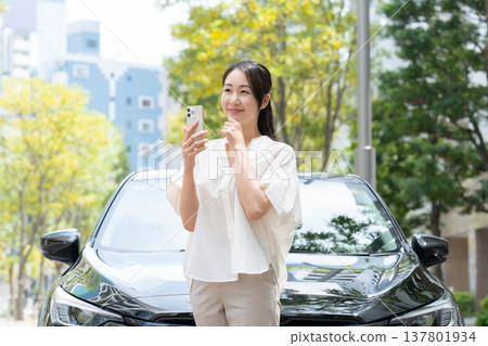女人、汽車、智慧型手機、共乘 137801934