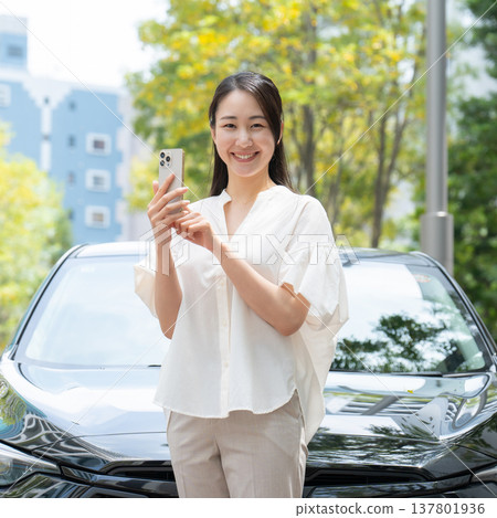 女人、汽車、智慧型手機、共乘 137801936