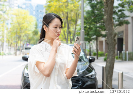 女人、汽車、智慧型手機、共乘、麻煩 137801952