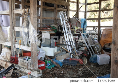 一棟被忽略的房子，雜亂的畫面 137801966