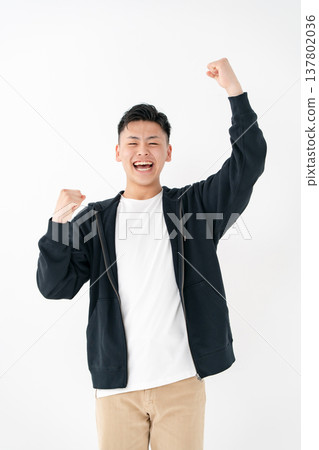年輕男子，休閒裝扮，擺出勝利姿勢 137802036