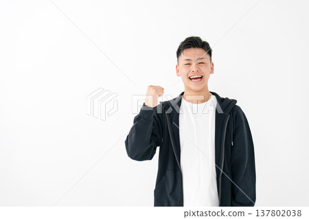 年輕男子，休閒裝扮，擺出勝利姿勢 137802038