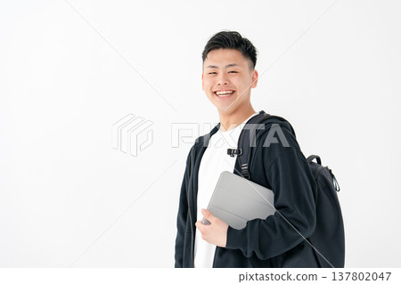 年輕男子，休閒裝，背包，平板電腦 137802047