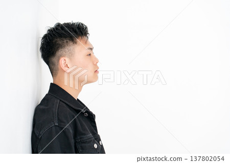 年輕男子肖像休閒 137802054