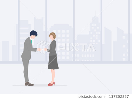 一對穿著西裝的男女在一間有大窗戶的辦公室交換名片。 一對穿著西裝的男女在一間有大窗戶的辦公室交換名片。 137802257