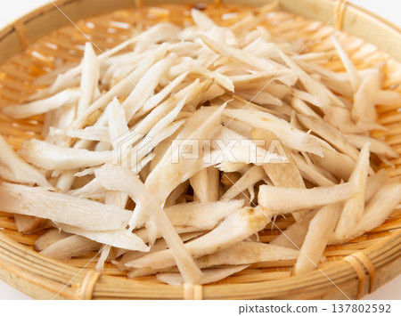 Shredded burdock Shredded burdock served on a tray 137802592