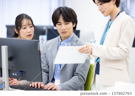 在商業辦公室工作的男女 在商業辦公室工作的男女 137802763
