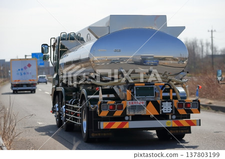 Image of tank truck 137803199