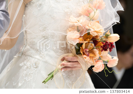 有花束的新娘 137803414